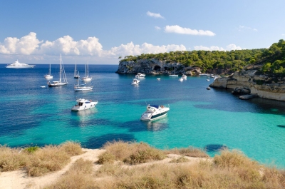 Boote vor Cala Portals Vells Mallorca (El Gaucho / stock.adobe.com)  lizenziertes Stockfoto 
Infos zur Lizenz unter 'Bildquellennachweis'